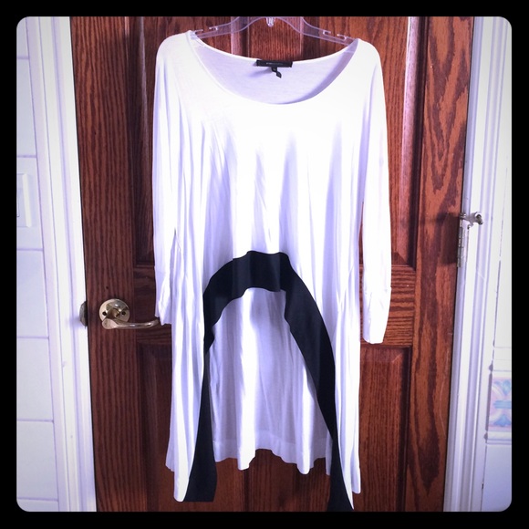 BCBGMaxAzria Whit and Black Top