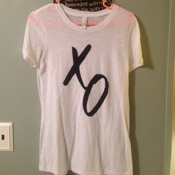 White 'XO' tee