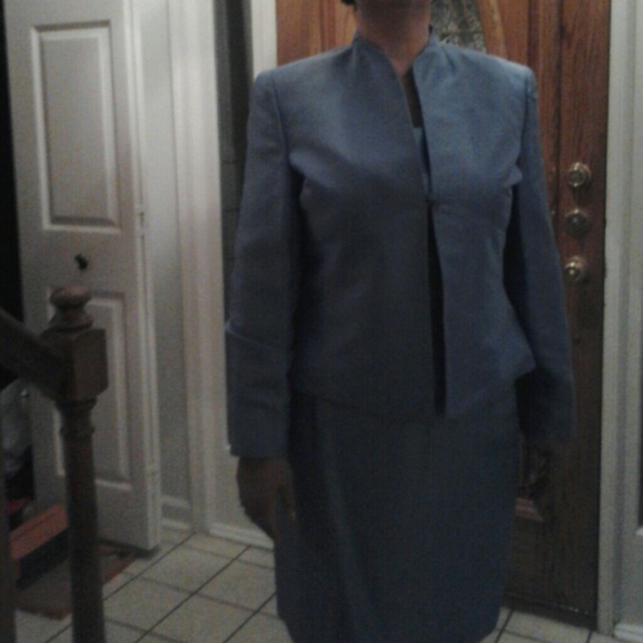Elegant three piece dress suit - Picture 3 of 4
