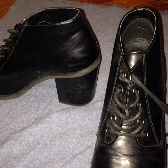 Black heeled booties - Picture 2 of 3