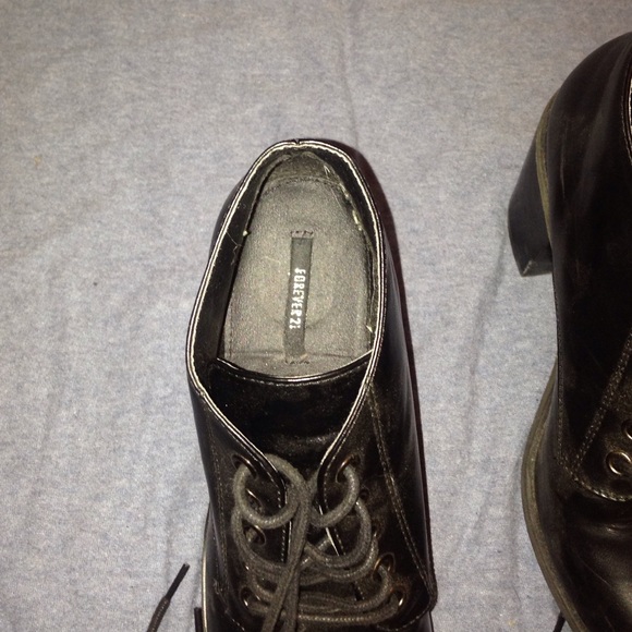 Black heeled booties - Picture 3 of 3