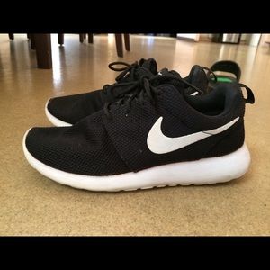 Black/white Roshe Runs