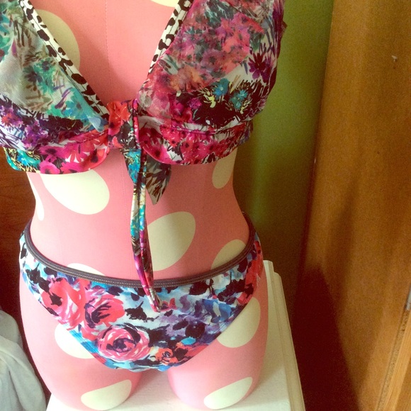 Kenneth Cole Reaction Other - Floral ruffles bikini set very upscale.