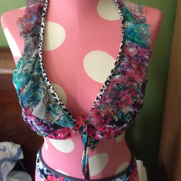 Floral ruffles bikini set very upscale. - Picture 2 of 4