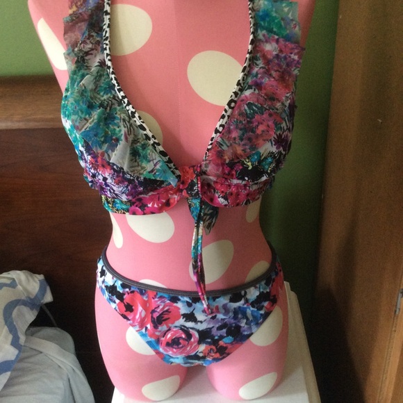 Floral ruffles bikini set very upscale. - Picture 3 of 4