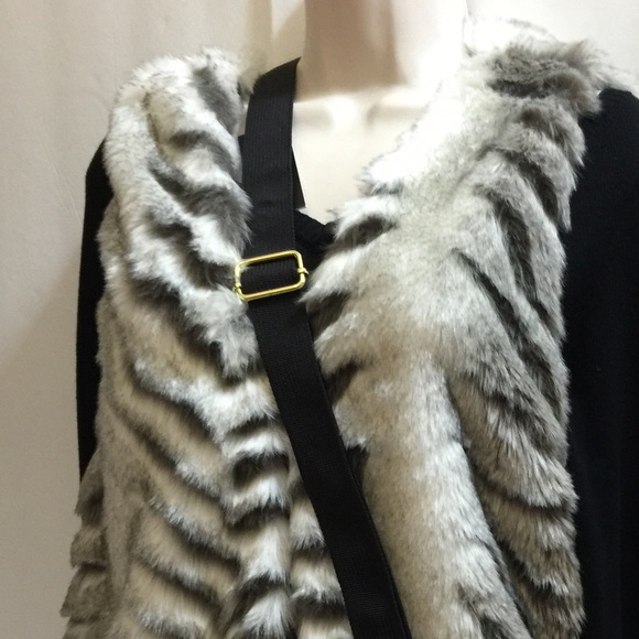 🎀SALE🎀Romeo & Juliet Couture FauxFur Vest ($205) - Picture 2 of 2