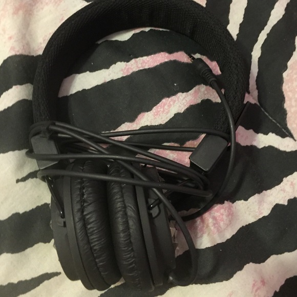 Victoria secret limited edition headphones - Picture 2 of 3