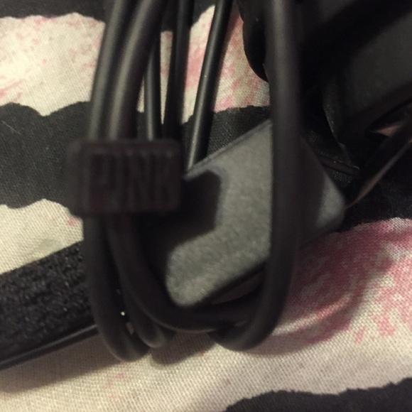 Victoria secret limited edition headphones - Picture 3 of 3