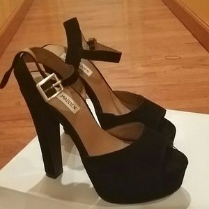 Black pumps traded