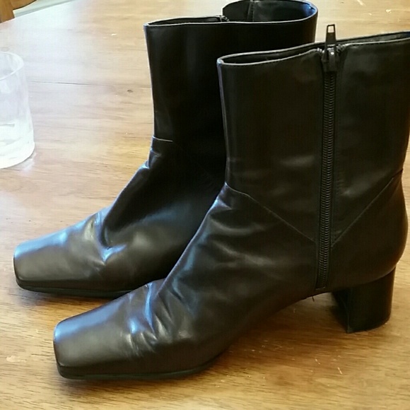Size 7.5, brown Nine & Company boots.