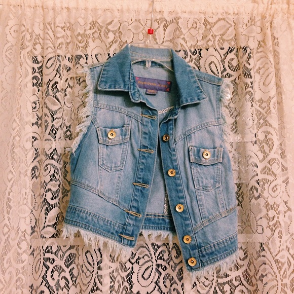 sleeveless cropped denim jacket