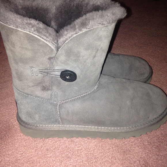 Gray uggs size 6