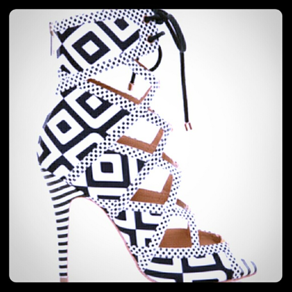 NEW Alejandra G. Black & White Wandas