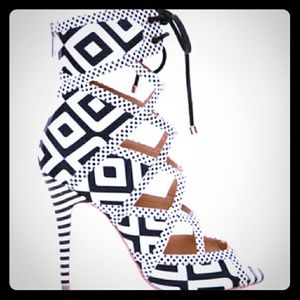 NEW Alejandra G. Black & White Wandas