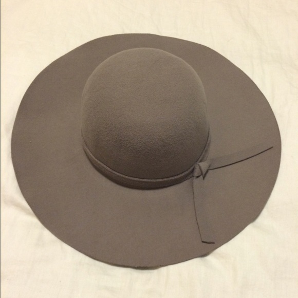 Floppy brim hat