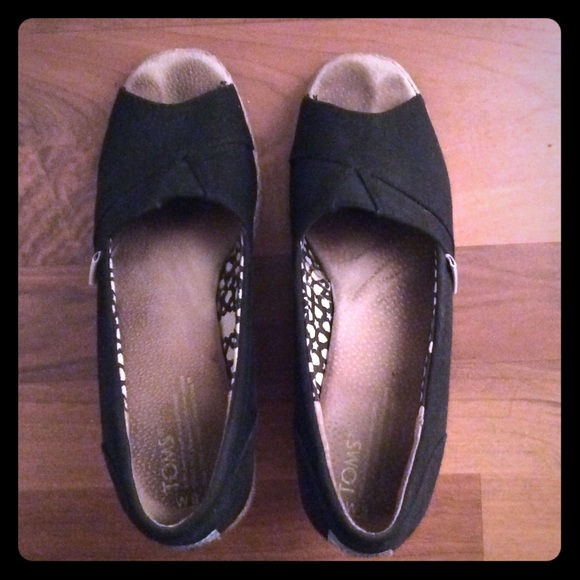 TOMS Women's 9 black woven pumps ~ 2.5 in. high.