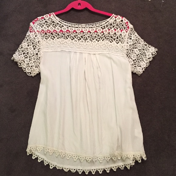 Tops - Brand new white top🎀