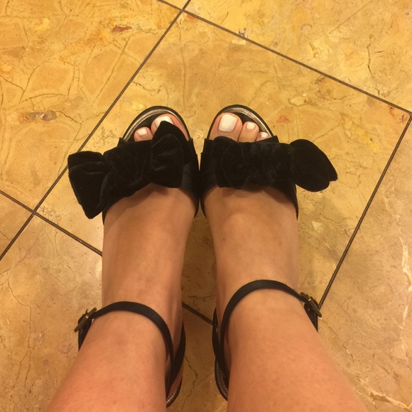 FINAL SALE BCBG high heels with big velvet bow 🎉