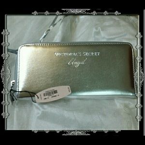 Victoria's Secret metallic silver zip Wallet 🎀