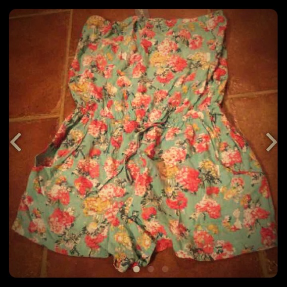 🎀  Wet Seal Adorable floral turquoise romper Sm.