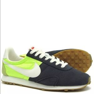 NIKE Womens 8.5 PRE MONTREAL RACER VINTAGE Running