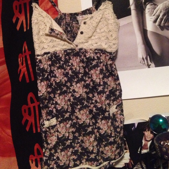 Laced flower tank