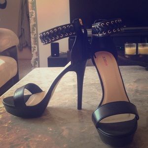 JustFab Tansy heels, never worn!