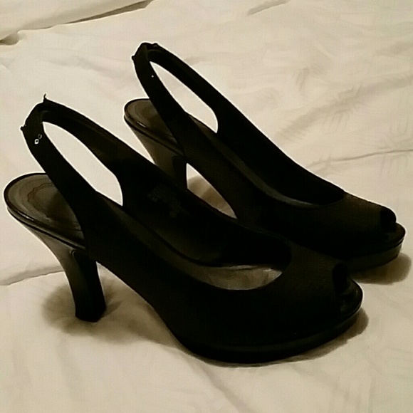 Vigoss peep toe heels