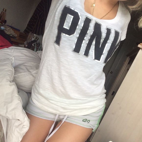 💥White VS tee + black writing spelling pink!