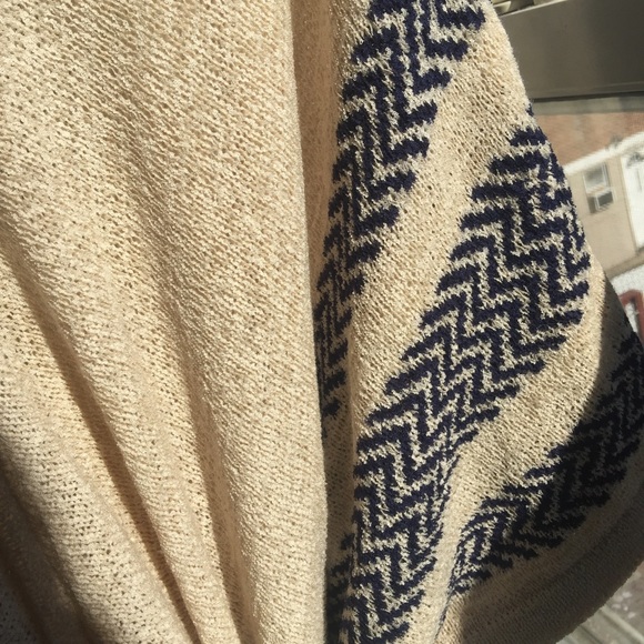 Beautiful poncho - Picture 3 of 4