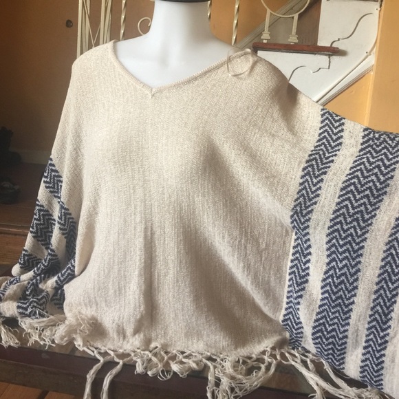 Beautiful poncho - Picture 4 of 4