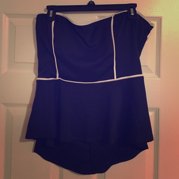 Size xl adorable crop top with open back! 😘