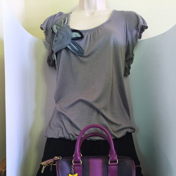 Cute blouse with flower acccent