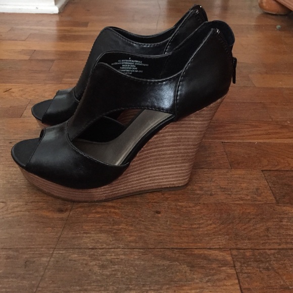 **Adorable black wedges**