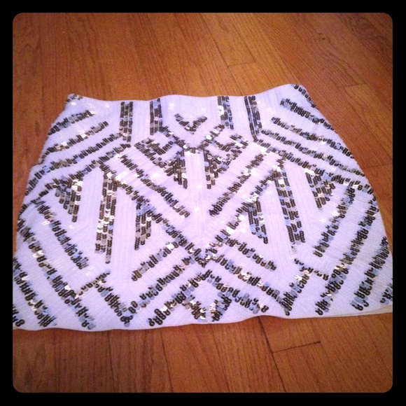 Express Dresses & Skirts - Sequined white skirt w/ black zig-zag design