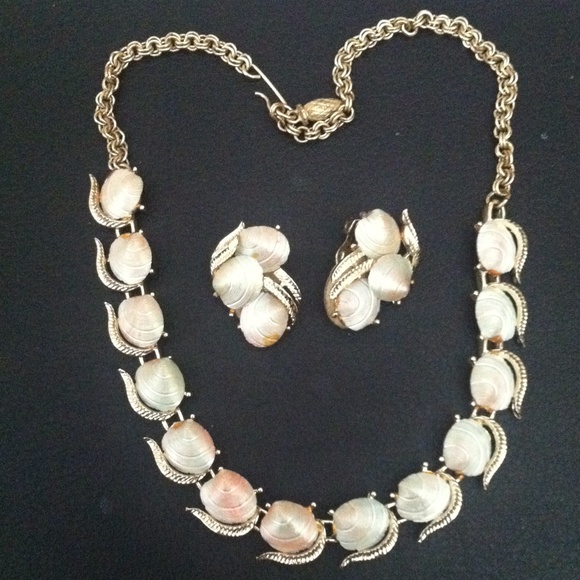 Jewelry - SOLD🌹🌹🌹 SEASHELL NECKLACE /and clip on earrings