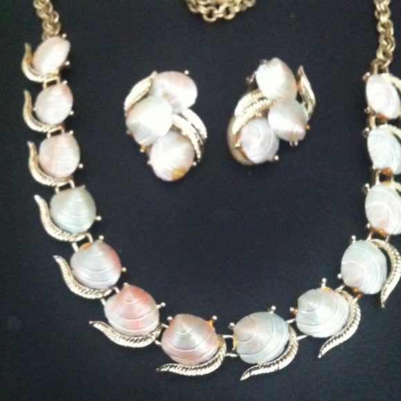 SOLD🌹🌹🌹 SEASHELL NECKLACE /and clip on earrings - Picture 2 of 2