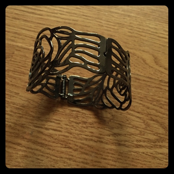 Flower designed bracelet!! 🌷🌷