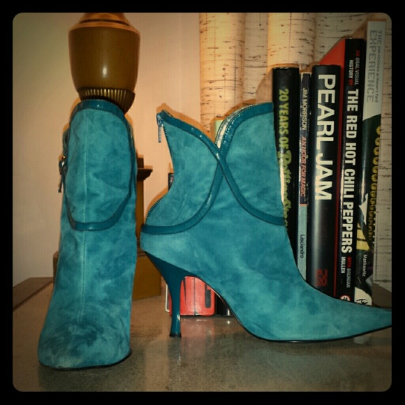 BCBG Shoes - FLASH SALE $20! BCBG teal suede boots