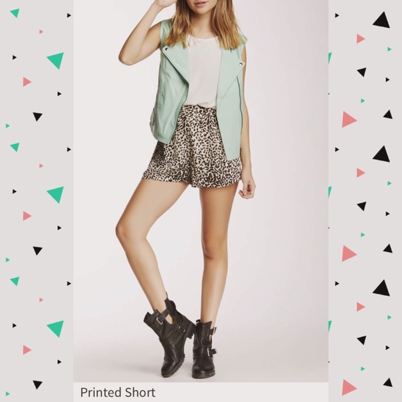 ✨new✨High waisted leopard print shorts