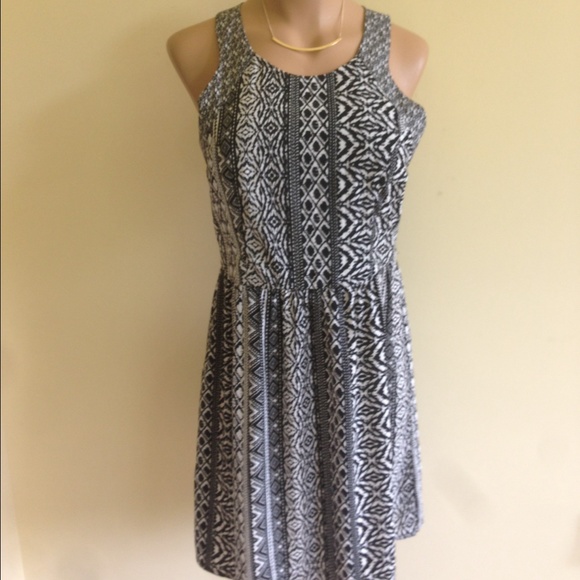 Adorable black and white AE dress - Picture 3 of 4