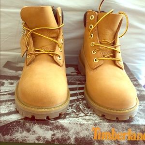 Timberland Youth 6in Prem Wheat boots size 2.5 M