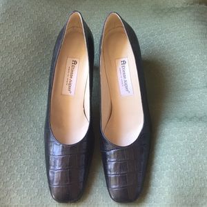 Black leather dress pumps