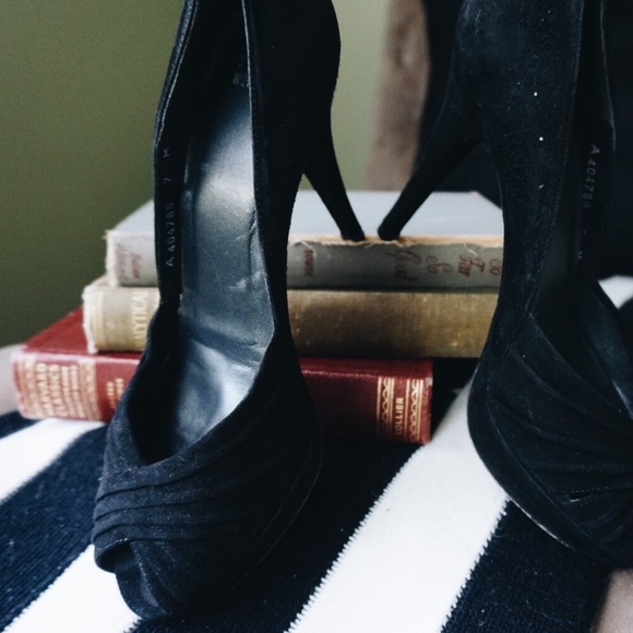 Stuart Weitzman Shoes - I’M MOVING!! Black Stuart Weitzman Ribbed Suede