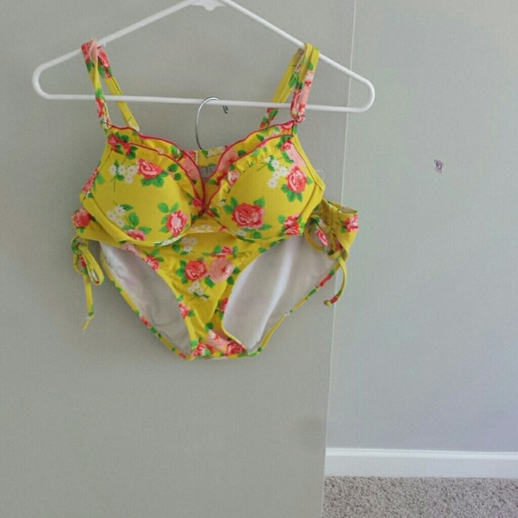 Adorable yellow floral bikini!