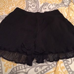 Super cute black pleated shorts