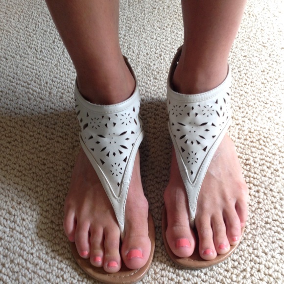 Adorable off white cuff thong sandals