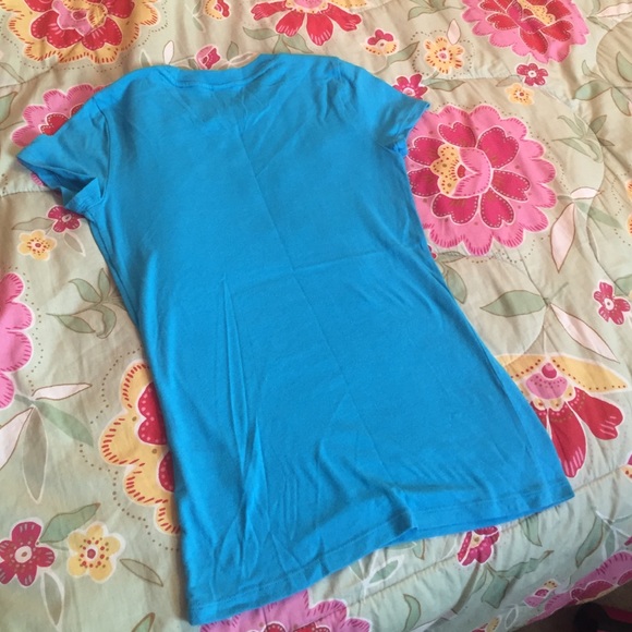 Hollister t shirt - Picture 2 of 3