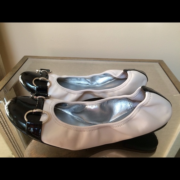 TAHARI Ivory & Black Buckle Ballet Flats 9.5 - Picture 2 of 3