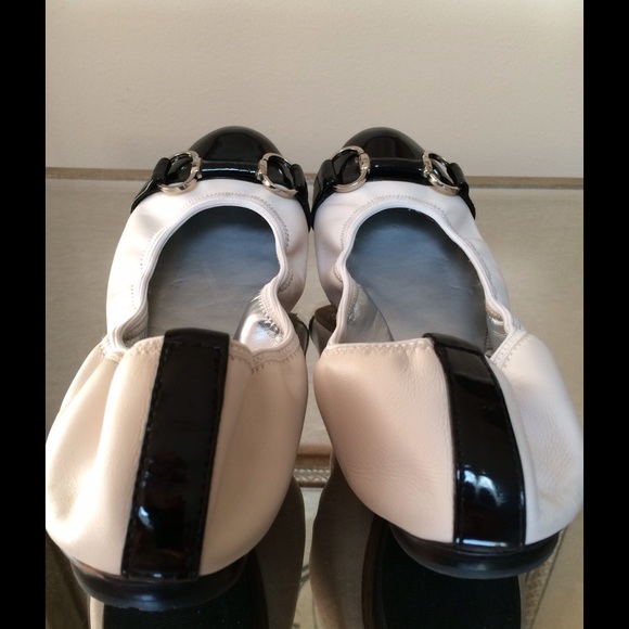 TAHARI Ivory & Black Buckle Ballet Flats 9.5 - Picture 3 of 3